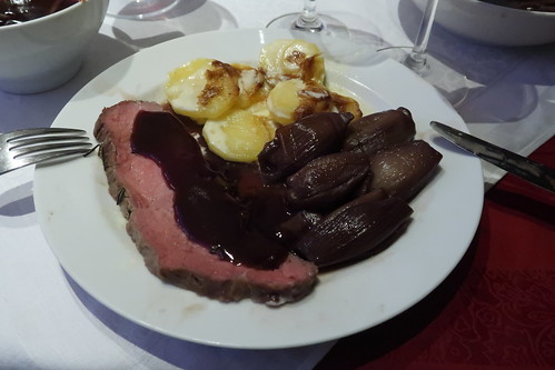 Roastbeef mit Rotweinsoße, Rotweinschalotten und Kartoffelgratin (mein zweiter Teller)