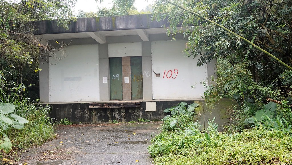 軍方雖在2007年撤走，但舊有的彈藥庫房建築仍留在原地。攝影：孫文臨