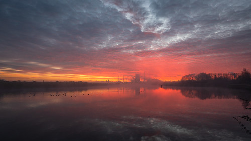 stanlowrefinery stanlow nationalwaterwaysmuseum ellesmereport boatmuseum canalandrivertrust msc manchestershipcanal canal waterway water sky cloud sunrise sun light relection reflections cheshire southwirral industry petrochemical industrial birds wildlife mist misty fog