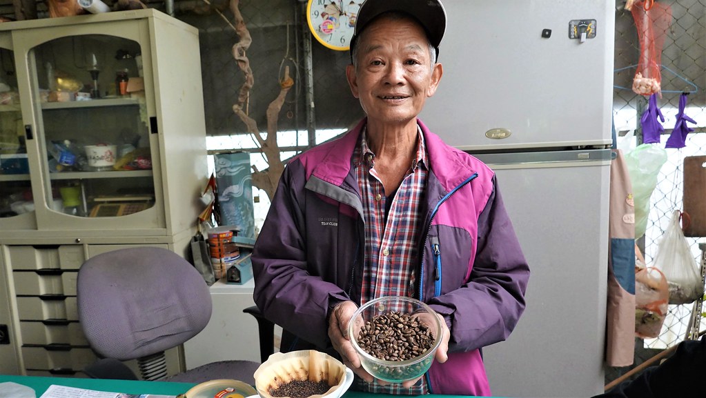 「寶山中草藥花園」邱先生自己種咖啡豆、烘豆、磨豆煮出「彈藥庫咖啡」。攝影：孫文臨