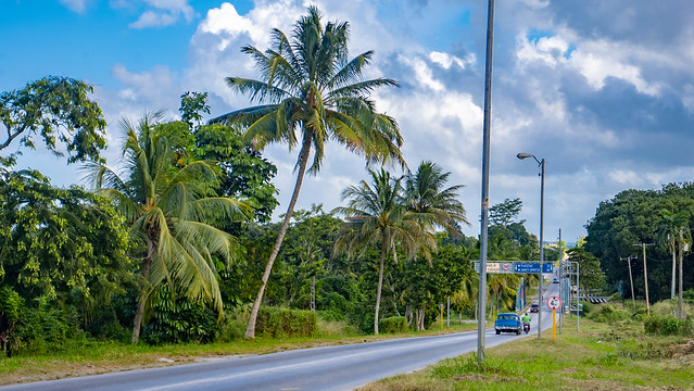 Placetas road and the entrance to Arcoiris park in the Cubanacan protected landscape | Carretera a placetas frente a la entrada al arcoiris y el puente del rio Ochoa, Santa Clara