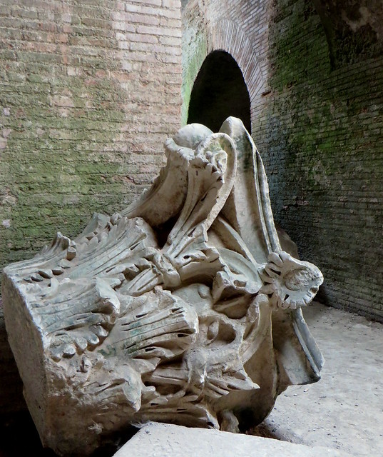 Chapiteau corinthien, amphithéâtre flavien, Ier siècle, Pouzzoles, Campanie, Italie.