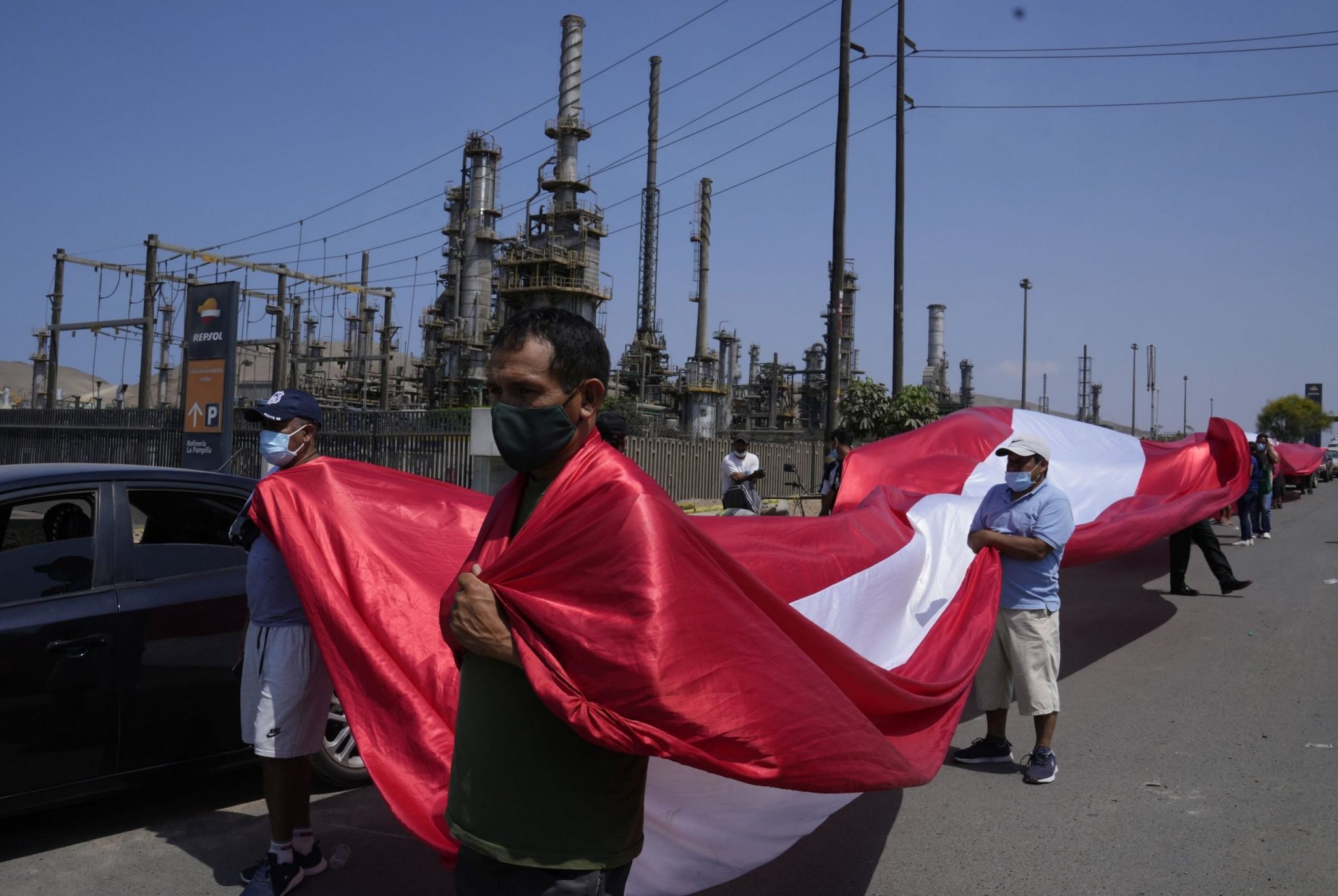秘魯漁民包圍石油外洩的潘皮拉煉油廠，要求睿爍能源負責。（圖片來源：Left Voice）