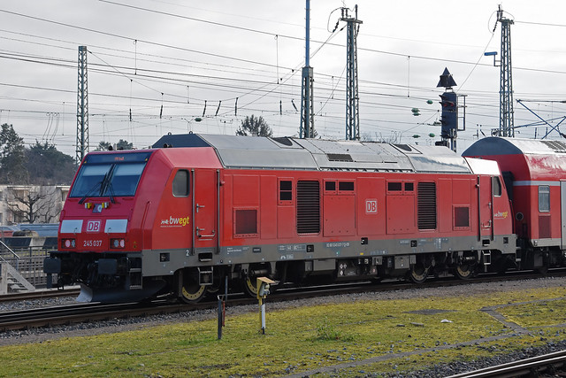 Lok 245 037-1 verlässt am 23.01.2022 den badischen Bahnhof.