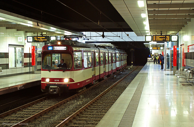 (D) Düsseldorf: DÜWAG GT8SU 3216 und 3201 auf der Linie U77 in Richtung Holthausen im U-Bahnhof Oberbilker Markt/ Warschauer Straße