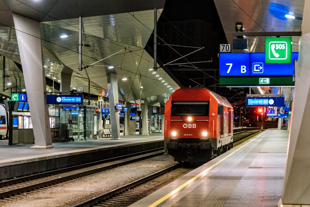 Trains at Wien Hbf at night