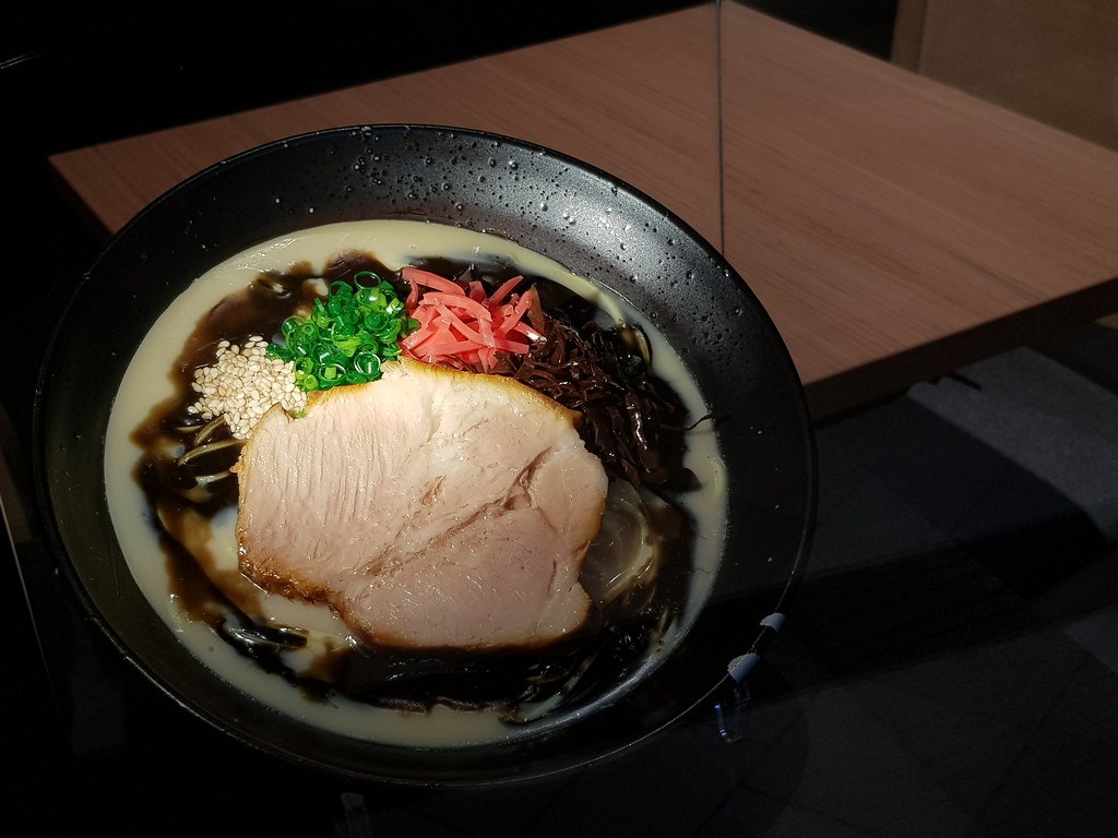 黑蒜豬肉拉麵 Black Garlic Hakata Ramen rm$20 @ 三ツ矢堂製麺 Matsuyado Ramen KL Lot 10