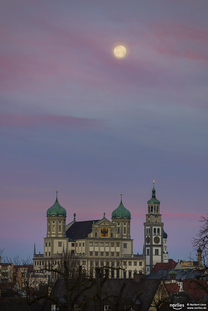 Augsburger Rathaus mit Mond