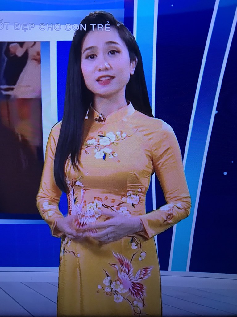 Phương Anh - áo dài | Vietnam National Television announcer … | Flickr