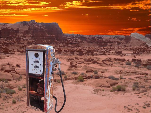 Pompa nel deserto al tramonto - Petrol pump in the desert at sunset
