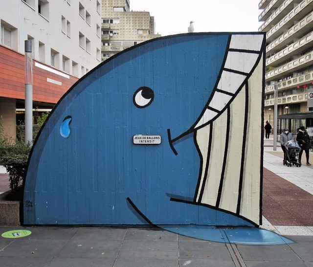 When a bird wants to join some art for the shot ... Work by @oakoak_street_art at #parisladefense #whaleinthecity . #paris #oakoak #oakoakstreetart #parisstreetart #streetartparis #muralart #abstractart #msaparis #parisjetaime #urbanart #urbanart_daily #s