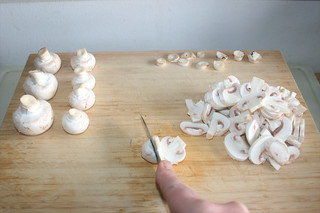02 - Cut mushrooms in slices / Pilze in Scheiben schneiden