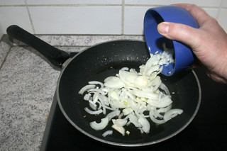 09 - Add onions / Zwiebelstreifen in Pfanne geben