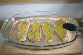 08 - Put escalopes in casserole / Schnitzel in Auflaufform geben