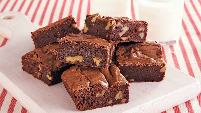 Chocolate brownies with walnuts recipe. Classic and easy shape.