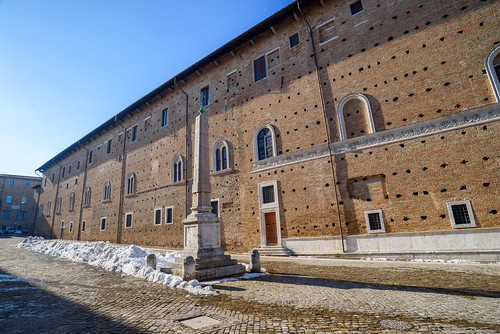 Urbino - Piazza Rinascimento - Obelisco di Urbino