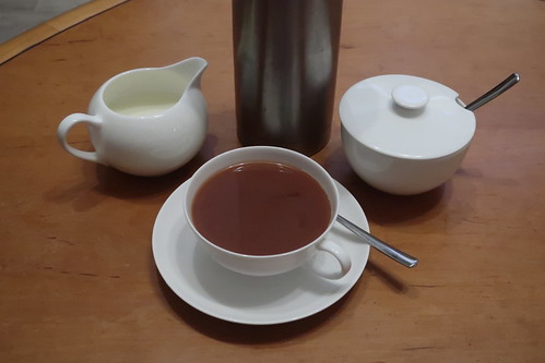 Englischer Tee mit Milch und Zucker