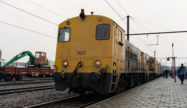 SCANNED APS NEGATIVE: 7601 at Lier on 21st February 1998 working ADL Railtour