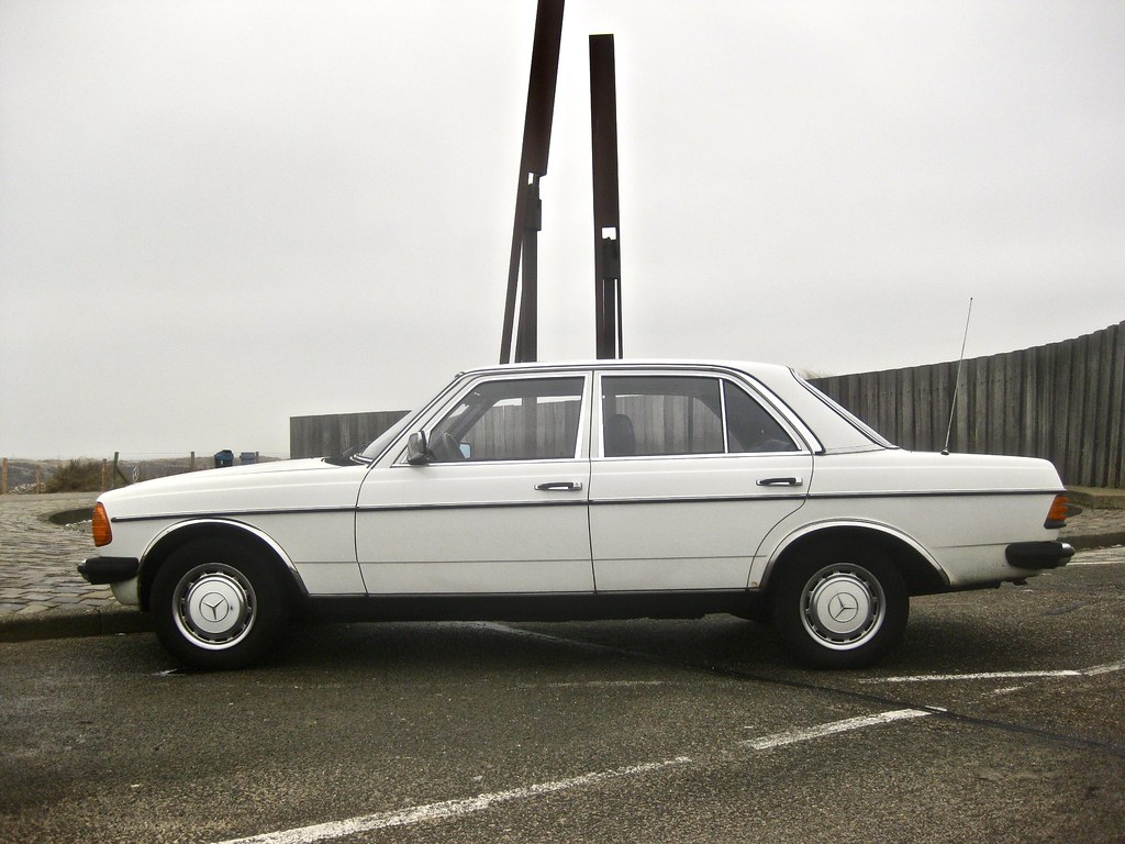 1976 MERCEDES-BENZ W123 230 Berline