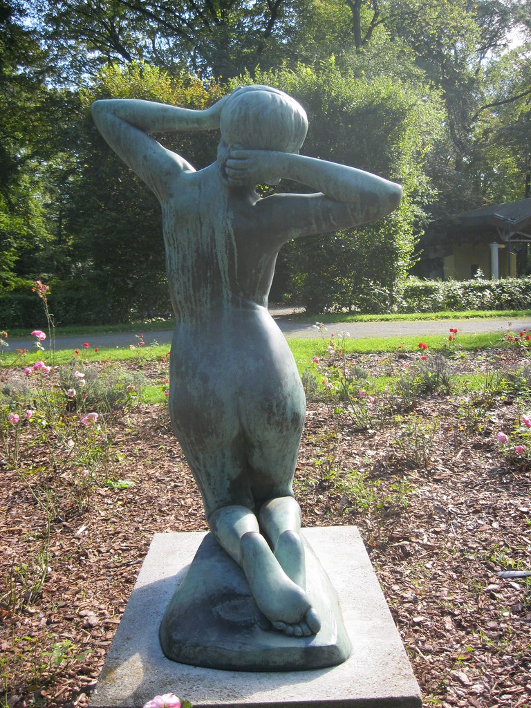 1920er Berlin Erwachendes Mädchen von Josef Limburg Bronze Stadtpark Steglitz Sedanstraße in 12167 Steglitz