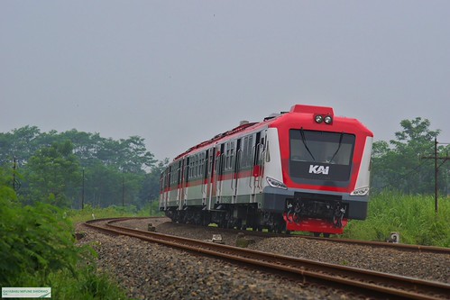 KRDE Feeder Kereta Cepat (High Speed Rail Feeder DEMU); Pekalongan | by Gayabaru Mifune Shioriko
