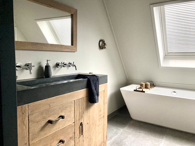 Landelijk stoere badkamer badplank ligbad strak model houten badmeubel houten spiegel