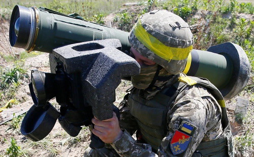 ukraine_soldier_with_FGM_148_Javelin _02