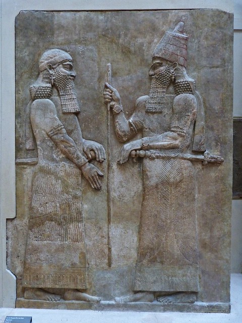 El rey asirio Sargón II con un dignatario. Palacio en Dur-Sharrukin. Museo del Louvre, París 🇫🇷