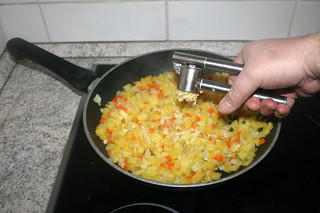 12 - Squeeze garlic in pan / Knoblauch in Pfanne pressen