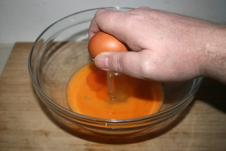 23 - Open eggs in bowl / Eier in Schüssel schlagen