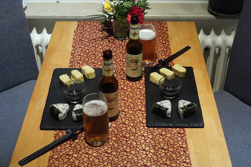 Japanisches Bier zu Onigiri und Tamagoyaki (Tischbild)