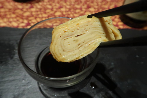 Tamagoyaki (beim Eintunken in Sojasauce)