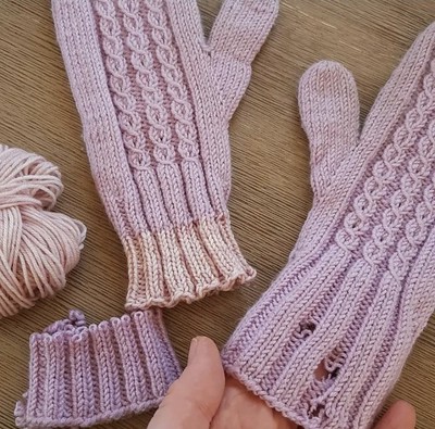 Anna (@kollar.annie) finished this pair of 164-38 Maggie Blues Mittens back in 2017 but moths got to them so she repaired them by reknitting the cuffs.