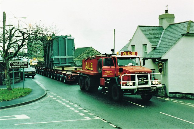 ALE transporting a 275 kv transformer for Tanygrisiau power station in 1991                                Sgwâr Minffordd Tranformer i Traws Mai 1991