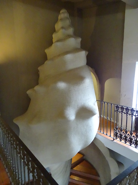 gran escultura de concha de mar escalera de caracol Museo Microgigante Castell de Guadalest Alicante Alacant 02