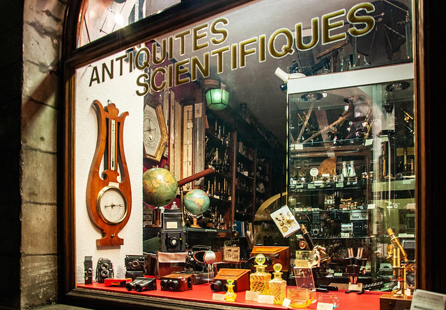 Vitrine d'une boutique « Antiquités scientifiques »!