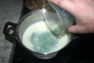 27 - Add pureed parsley / Pürierte Petersilie in Topf geben