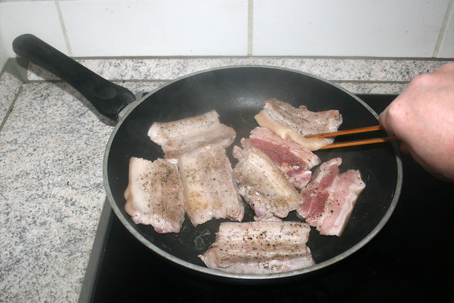 18 - Turn pork belly / Schweinebauch in Pfanne wenden