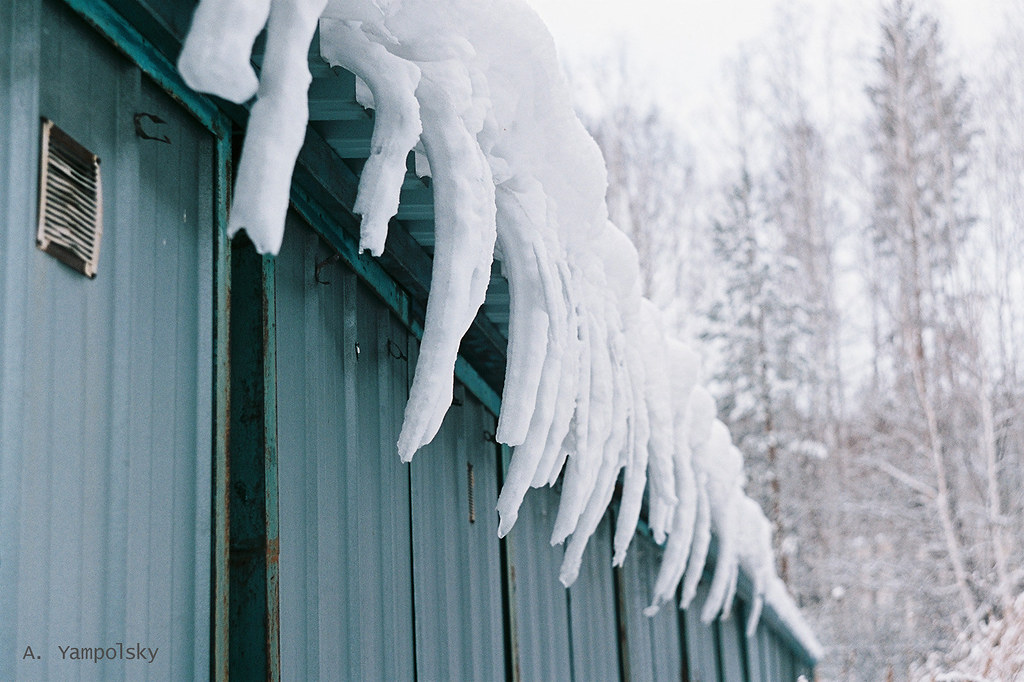 Снег свисает с крыши. Снег свешивается с крыши. Ловитель снега на крышу. Пласт снега свисает с крыши.