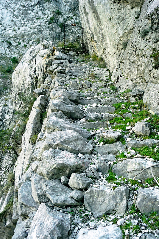 Фрагмент лестницы в горах