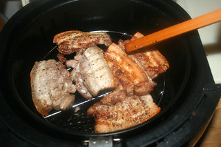 25 - Turn pork belly in air fryer / Schweinebauch in Fritteuse wenden