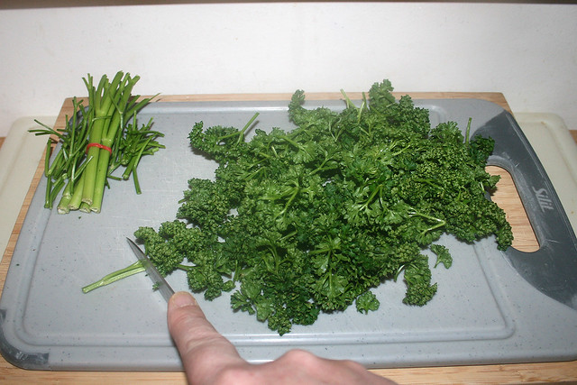 04 - Cut parsley from stalks / Petersilie von Stielen schneiden