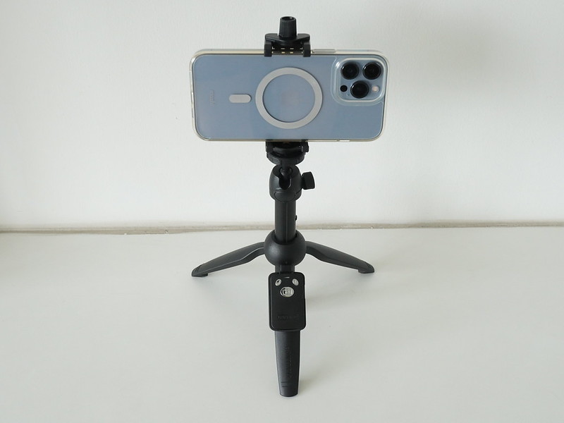 Yunteng Selfie Stick Tripod Stand - With Mobile Phone