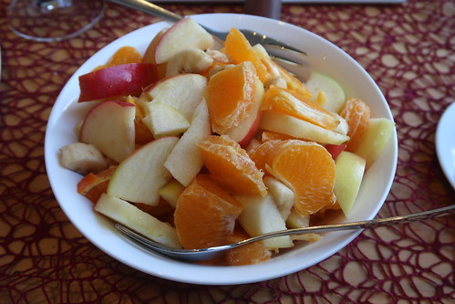 Obstsalat aus Mandarinchen, Äpfeln und Banane