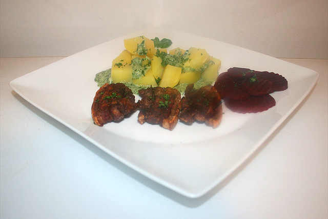33 - Stegt flæsk - Pork belly with parsley sauce - Side view / Schweinebauch mit Petersiliensauce - Seitenansicht