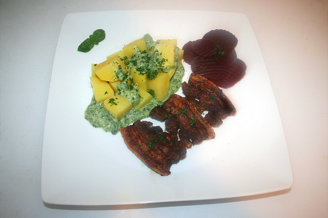 32 - Stegt flæsk - Pork belly with parsley sauce- Served / Schweinebauch mit Petersiliensauce - Serviert