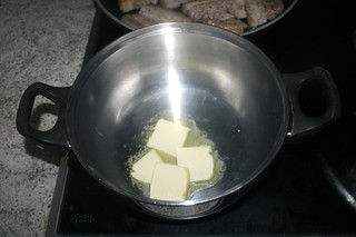 19 - Melt butter in pot / Butter in Topf schmelzen