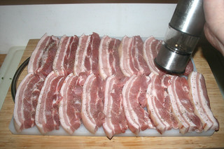 14 - Season pork belly with salt & pepper / Schweinebauch mit Salz Pfeffer würzen