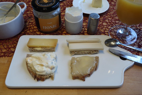 Geräucherter Nordseekäse, Le Maitre Chevre, Eiersalat und Lindenhonig auf Quark-Buttermilch-Brot