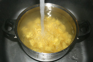 11 - Cover potatoes with water / Kartoffeln mit Wasser bedecken